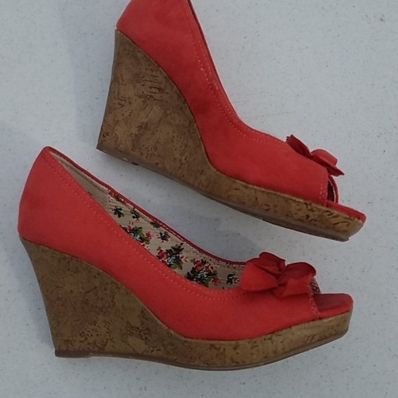 American Eagle Faux Suede Open Toe Cork Wedges, Size 7 - Picture 4 of 5
